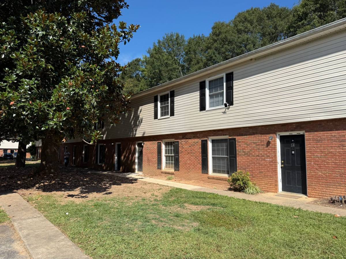 Townhouse for rent at 405 17th Ave NE, Hickory, NC 28601