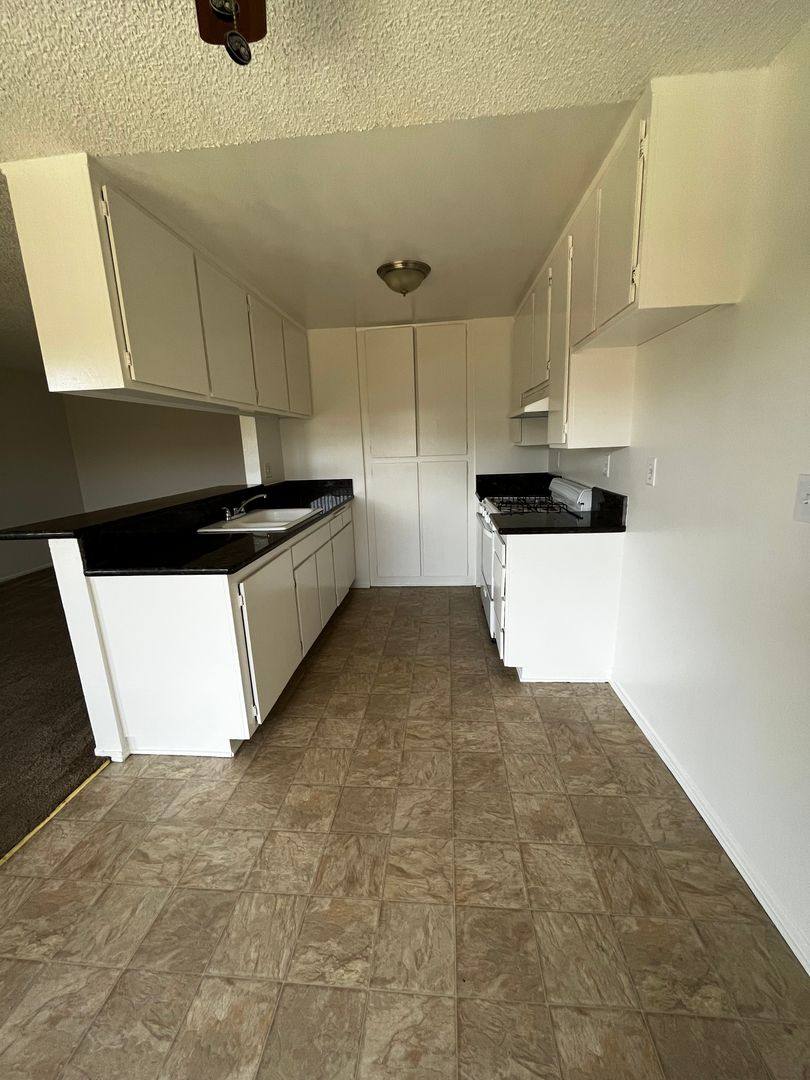 Apartment for rent at 4141 Rosecrans Ave, Hawthorne, CA 90250