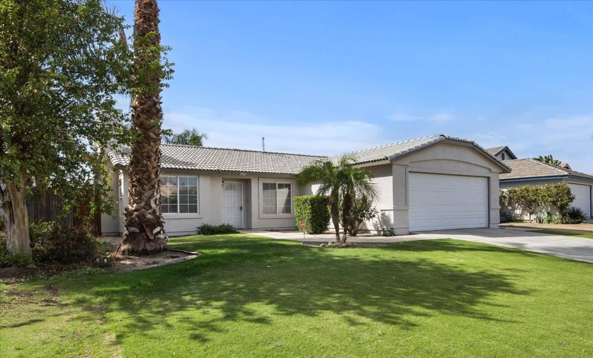 House for rent at 3921 White Sands Dr, Bakersfield, CA 93313