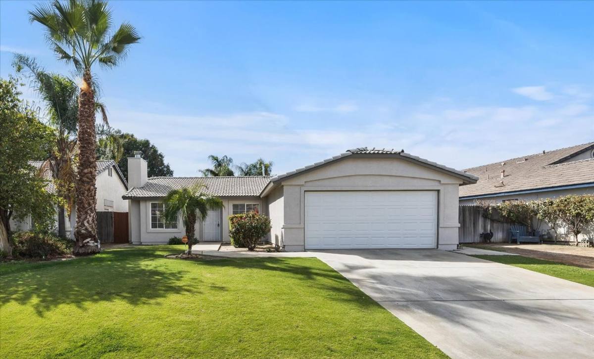House for rent at 3921 White Sands Dr, Bakersfield, CA 93313