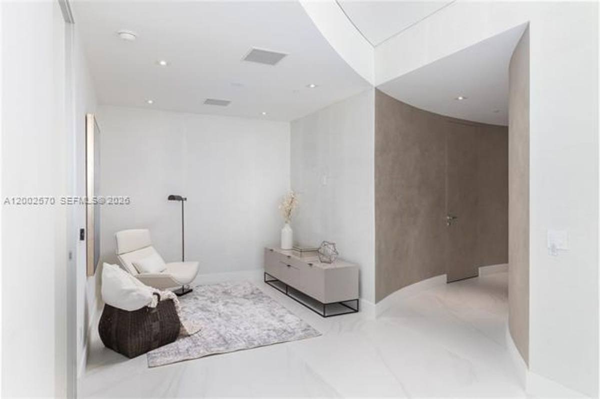 Apartment for rent at 18975 Collins Ave, North Miami Beach, FL 33160