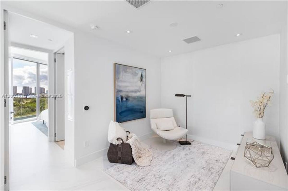 Apartment for rent at 18975 Collins Ave, North Miami Beach, FL 33160