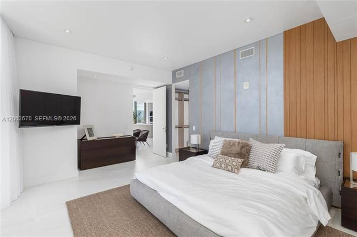 Apartment for rent at 18975 Collins Ave, North Miami Beach, FL 33160