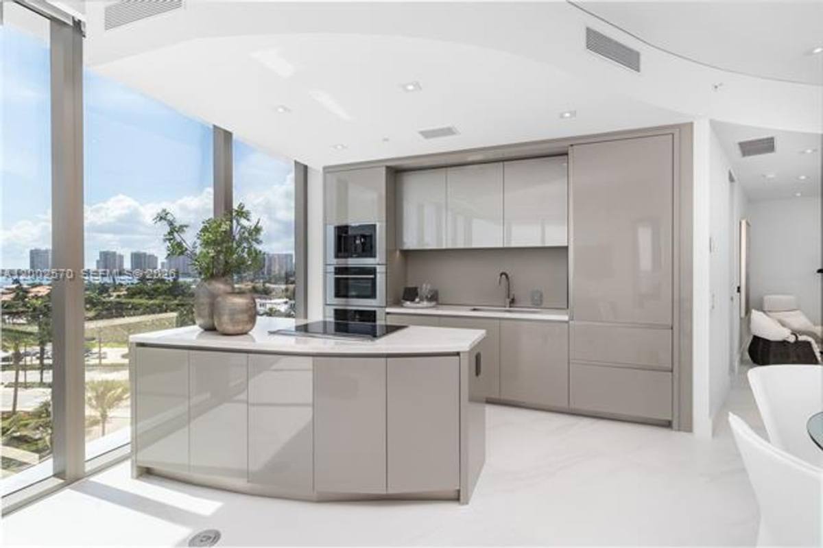 Apartment for rent at 18975 Collins Ave, North Miami Beach, FL 33160
