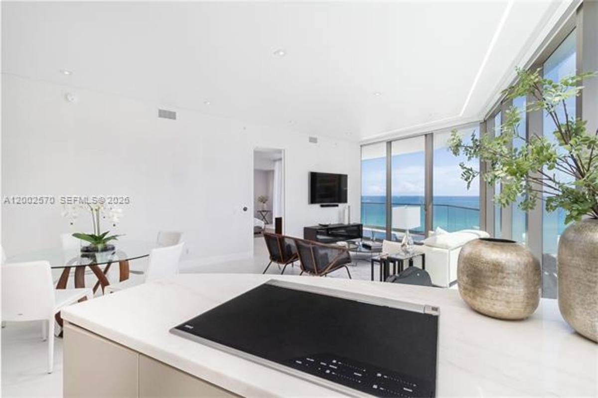 Apartment for rent at 18975 Collins Ave, North Miami Beach, FL 33160