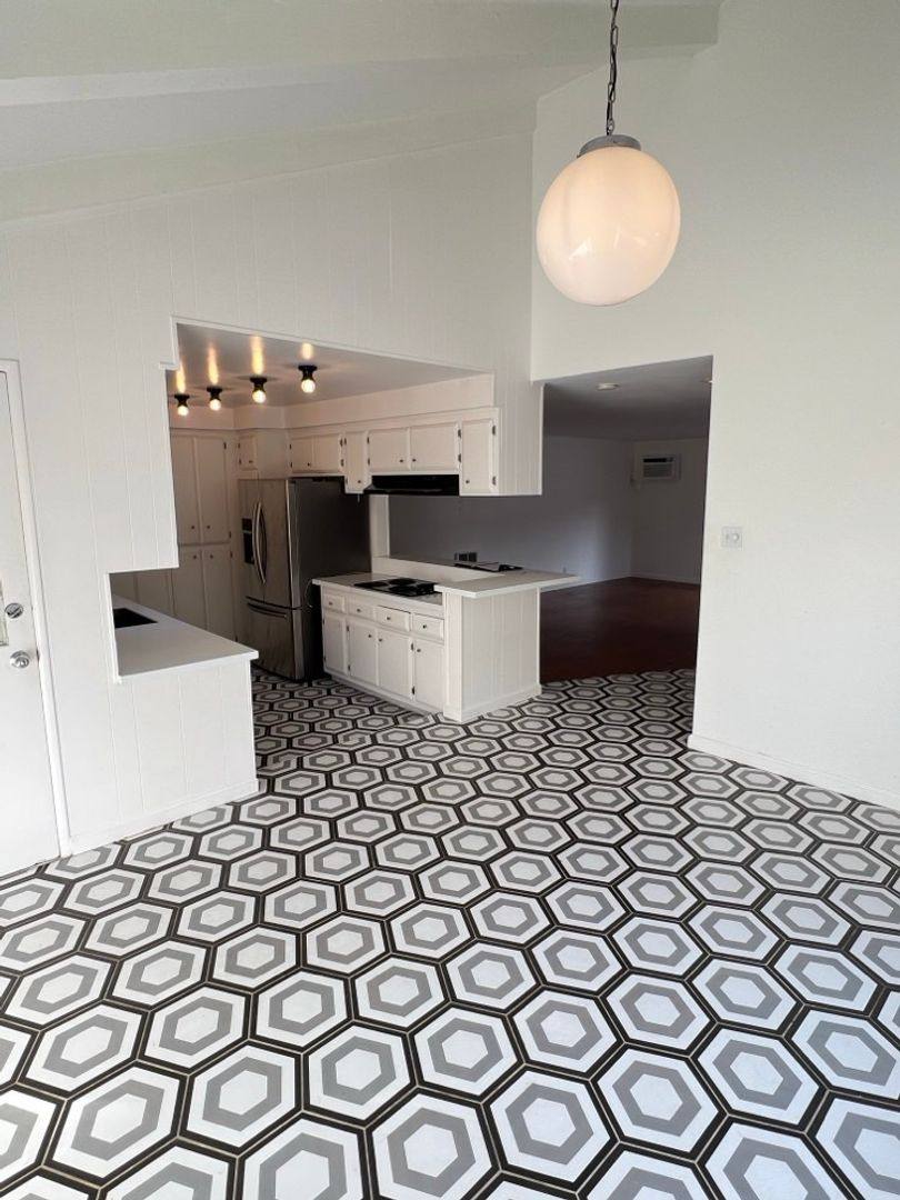 Apartment for rent at 370 Obispo Ave, Long Beach, CA 90814