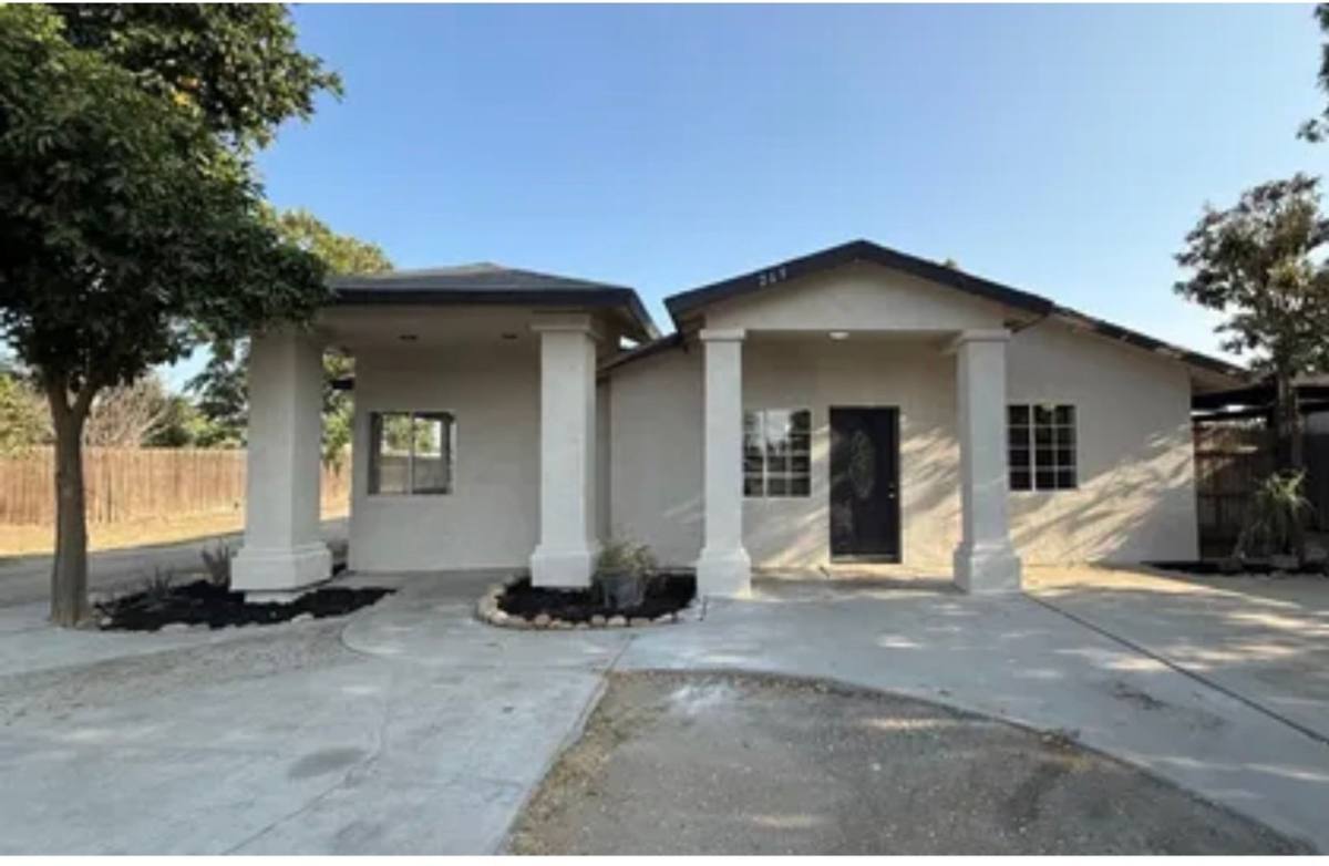 House for rent at 265 Hudson St, Bakersfield, CA 93307