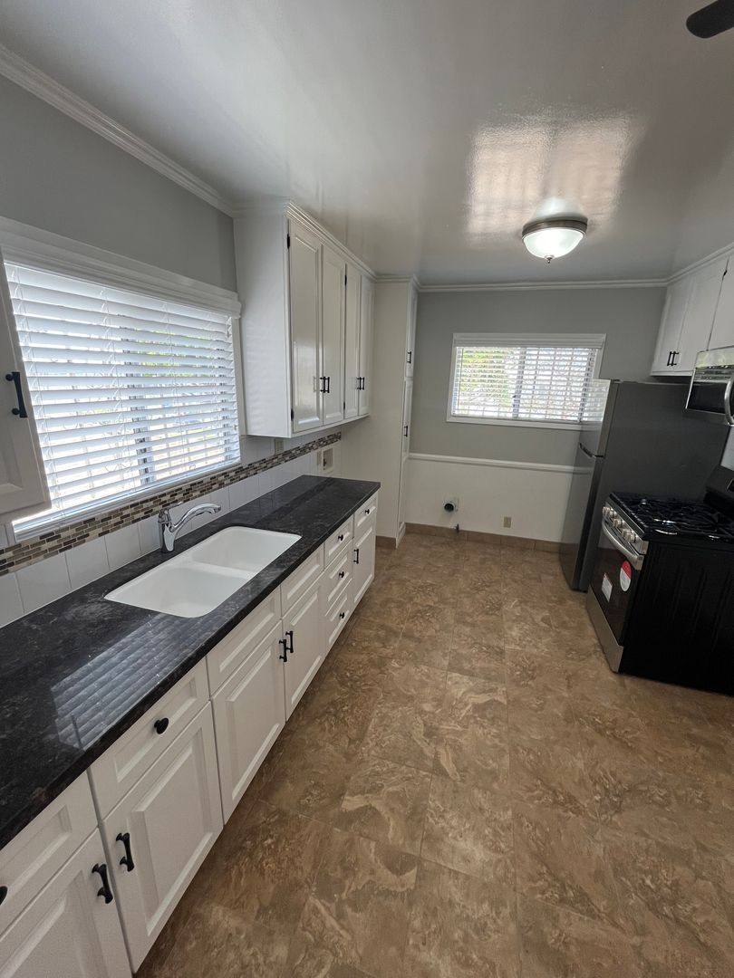 Apartment for rent at 10238 England Ave, Inglewood, CA 90303