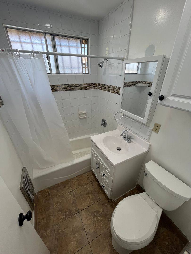 Apartment for rent at 10238 England Ave, Inglewood, CA 90303