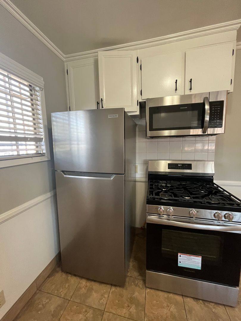 Apartment for rent at 10238 England Ave, Inglewood, CA 90303