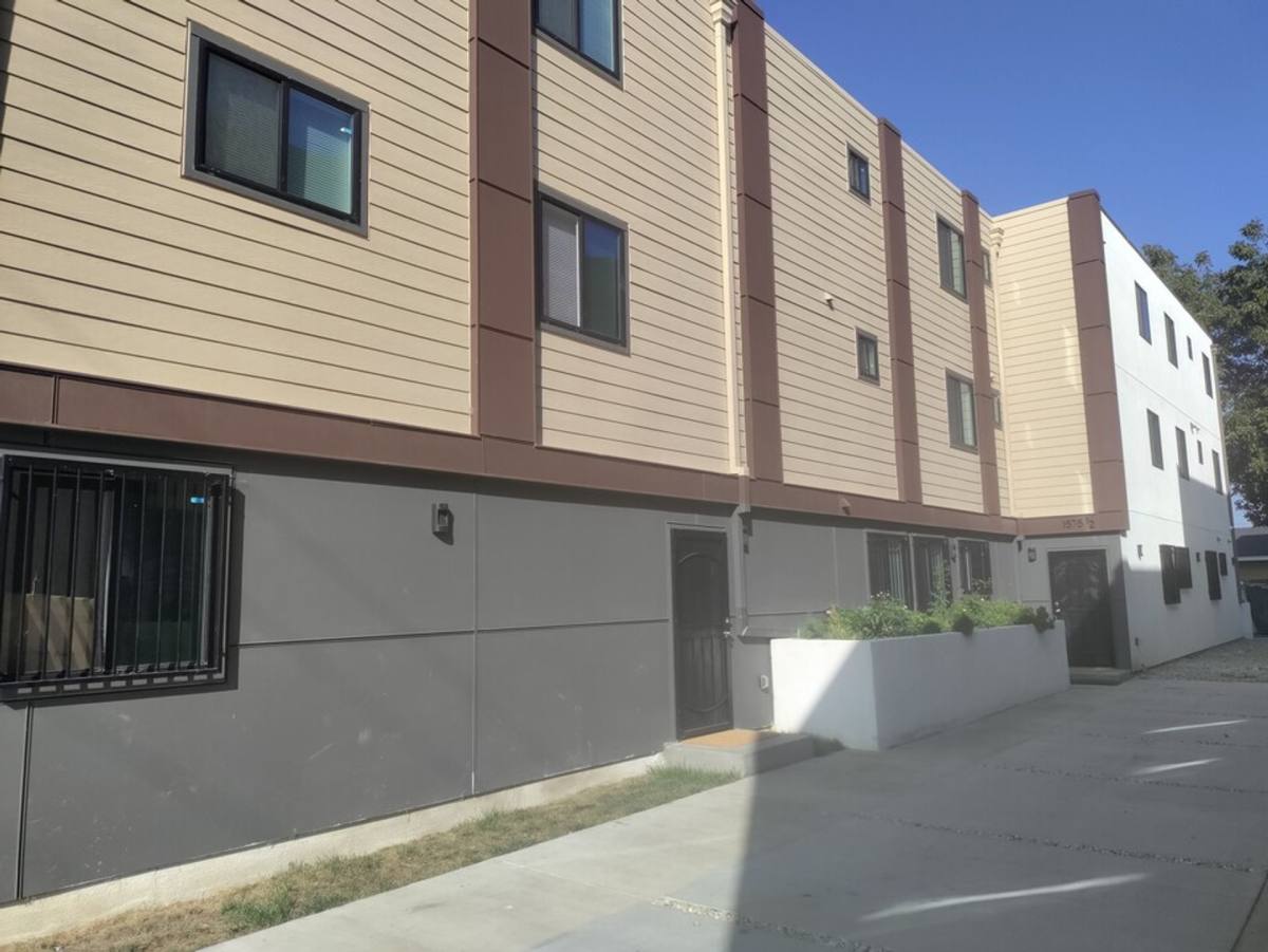 Apartment for rent at 1575 1 2 W, Los Angeles, CA 90018