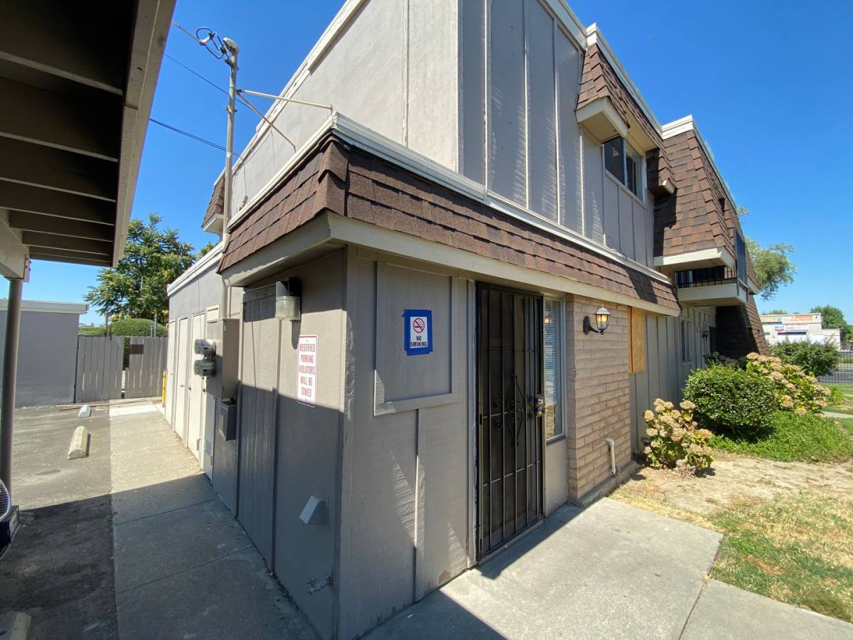 Townhouse for rent at 5674 Hillsdale Blvd, Sacramento, CA 95842
