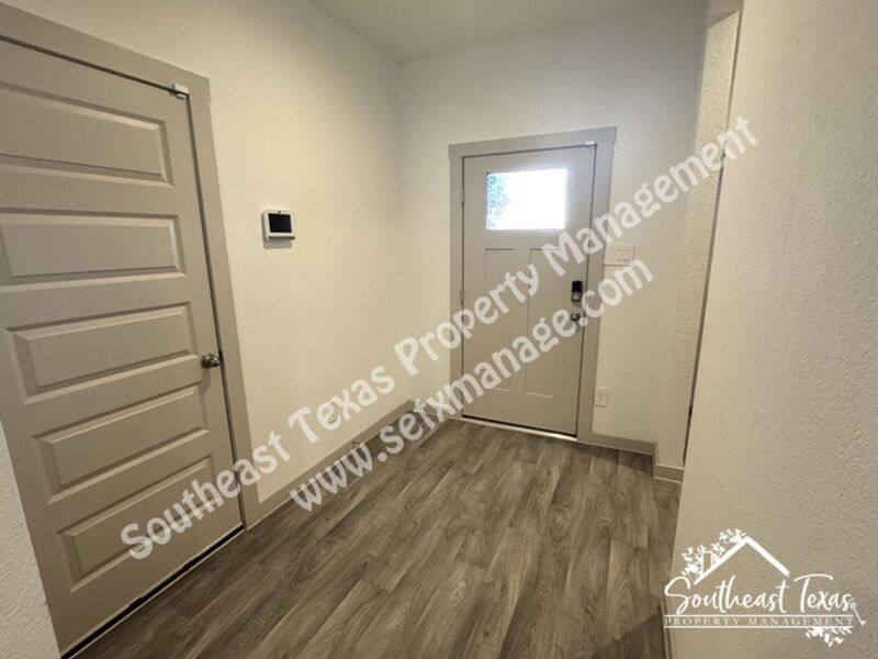 House for rent at 111 Lakeway Circle, Anahuac, TX 77514