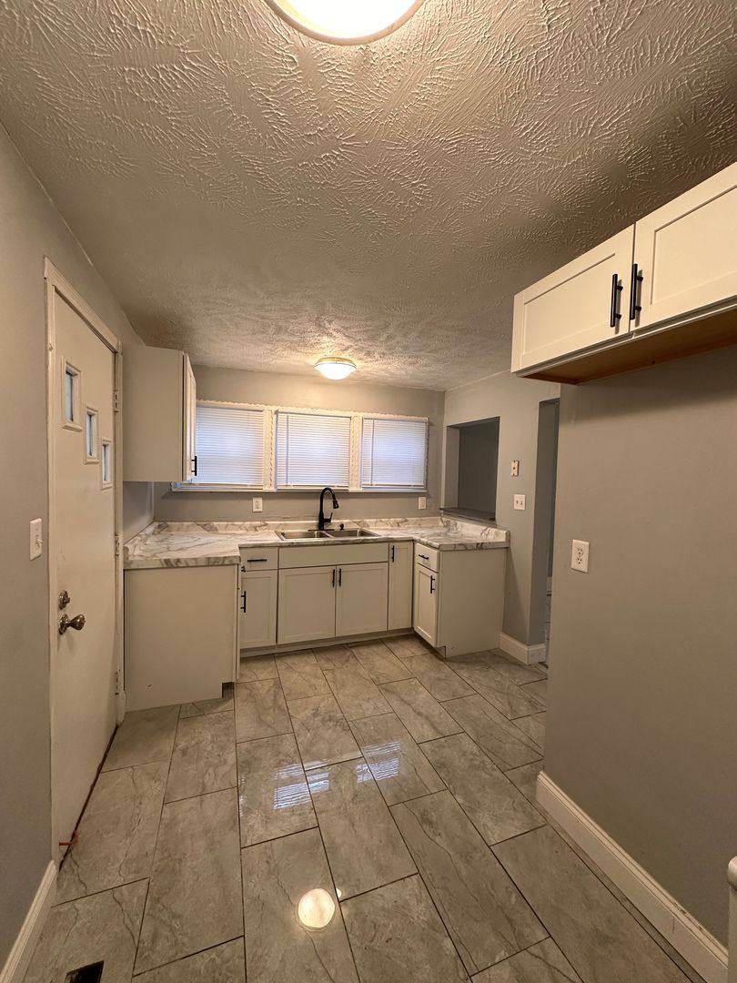 House for rent at 1304 S Walnut St, Springfield, IL 62704