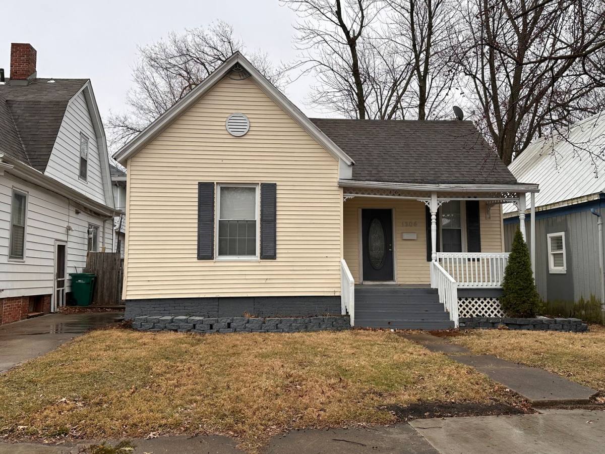 House for rent at 1304 S Walnut St, Springfield, IL 62704