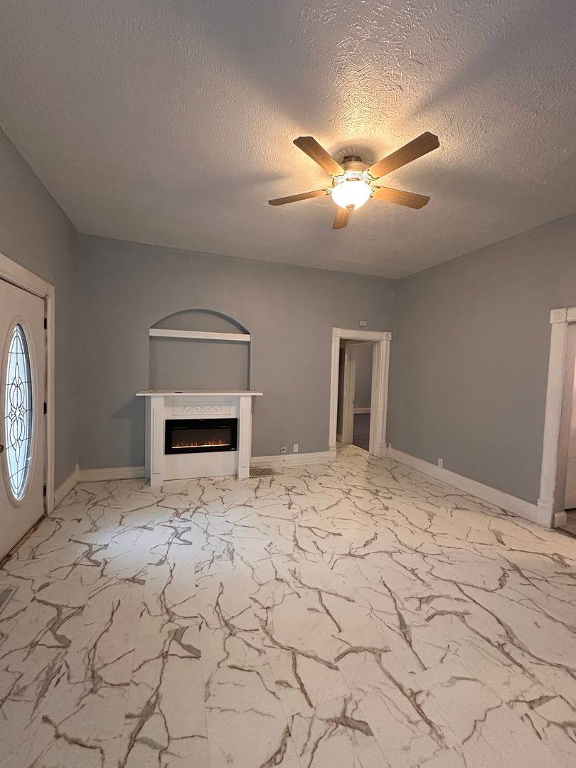 House for rent at 1304 S Walnut St, Springfield, IL 62704