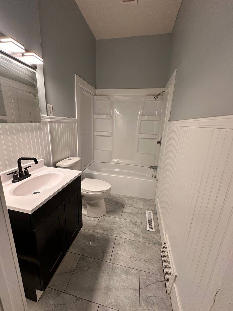 House for rent at 1304 S Walnut St, Springfield, IL 62704