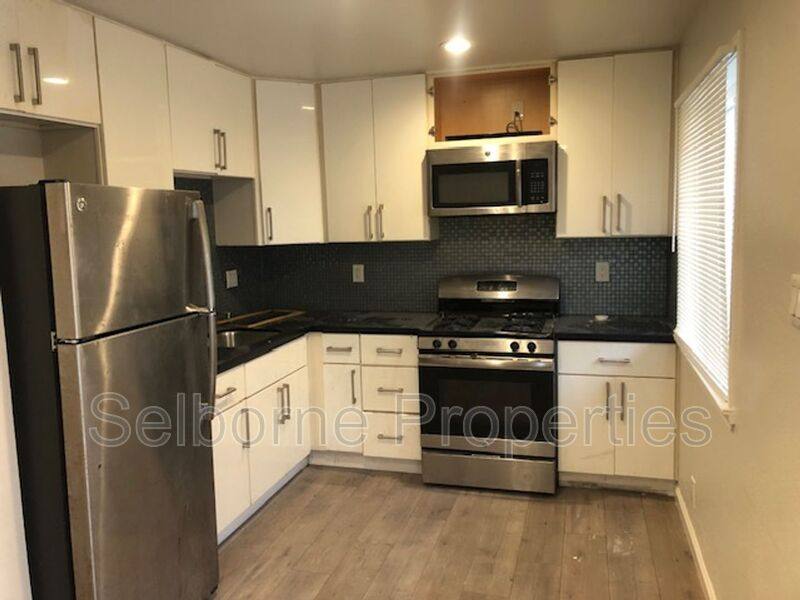 Apartment for rent at 1537 8th Ave #B, Oakland, CA 94606