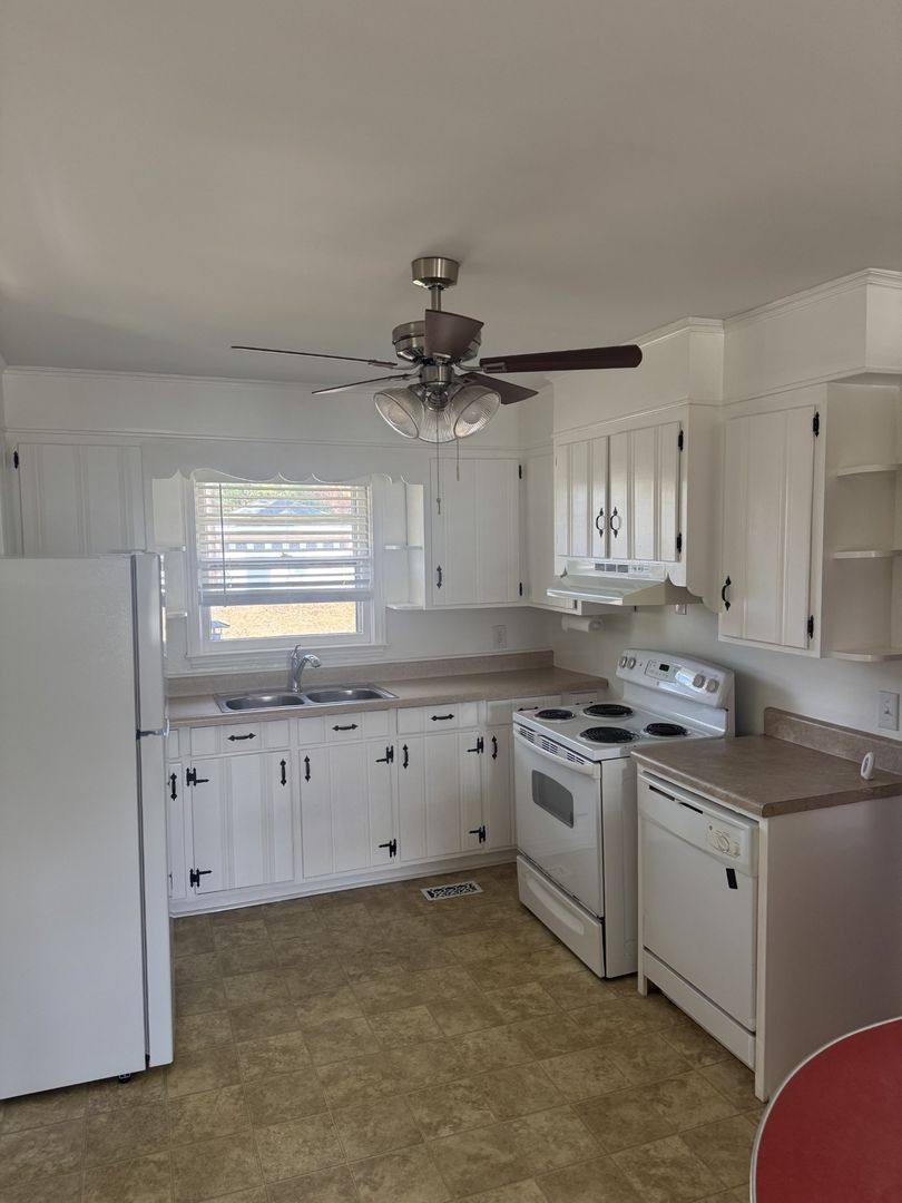 House for rent at 2111 Hart Rd, Florence, SC 29501