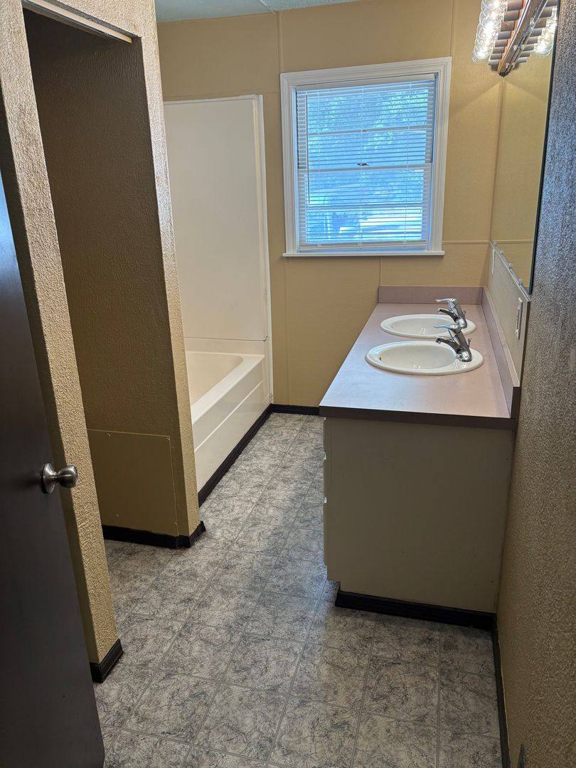 Apartment for rent at 873 Clinton Dr, Fayetteville, AR 72701