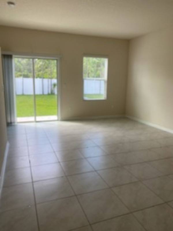 Townhouse for rent at 911 Capitol Parkway, Jacksonville, FL 32218