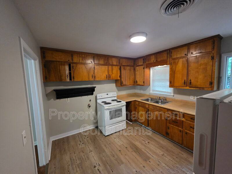 House for rent at 939 N Royal Ave, Florence, AL 35630