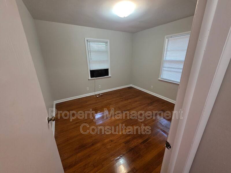 House for rent at 939 N Royal Ave, Florence, AL 35630