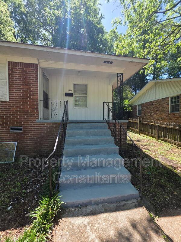 House for rent at 939 N Royal Ave, Florence, AL 35630