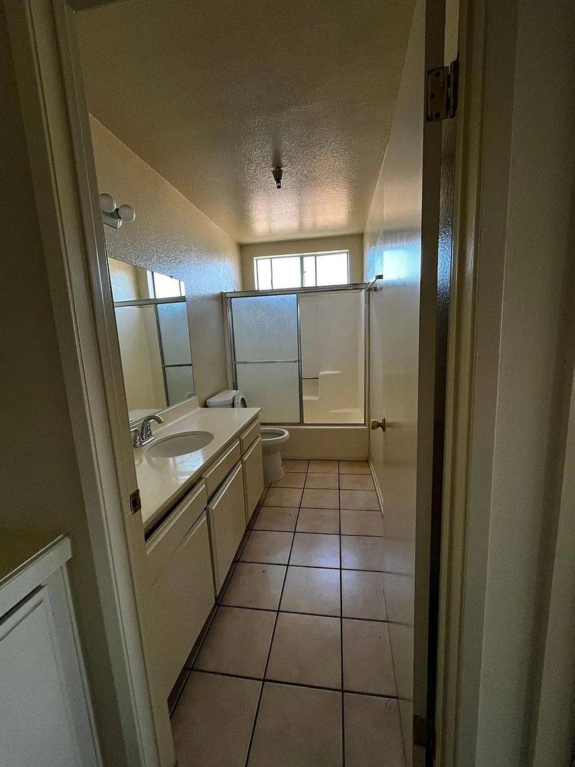 Apartment for rent at 11943 Grevillea Ave, Hawthorne, CA 90250