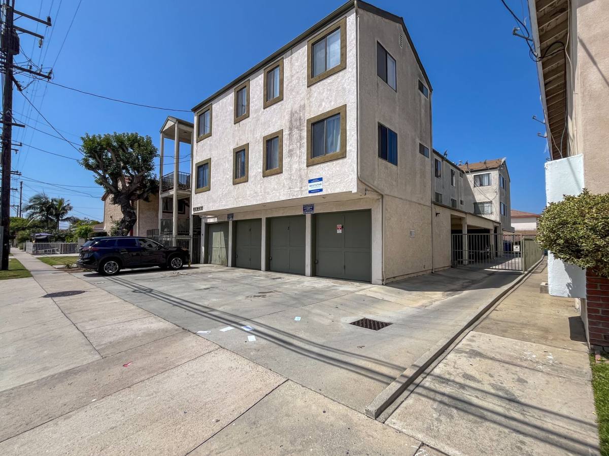 Apartment for rent at 11943 Grevillea Ave, Hawthorne, CA 90250