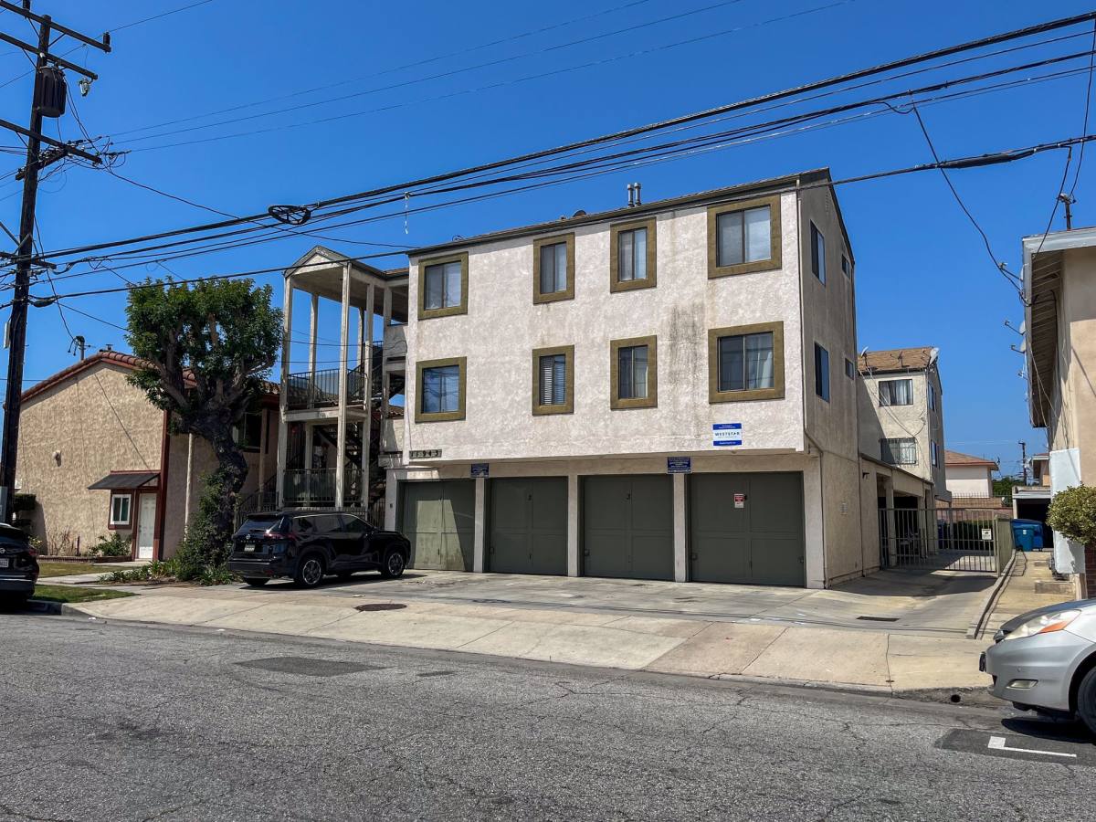 Apartment for rent at 11943 Grevillea Ave, Hawthorne, CA 90250