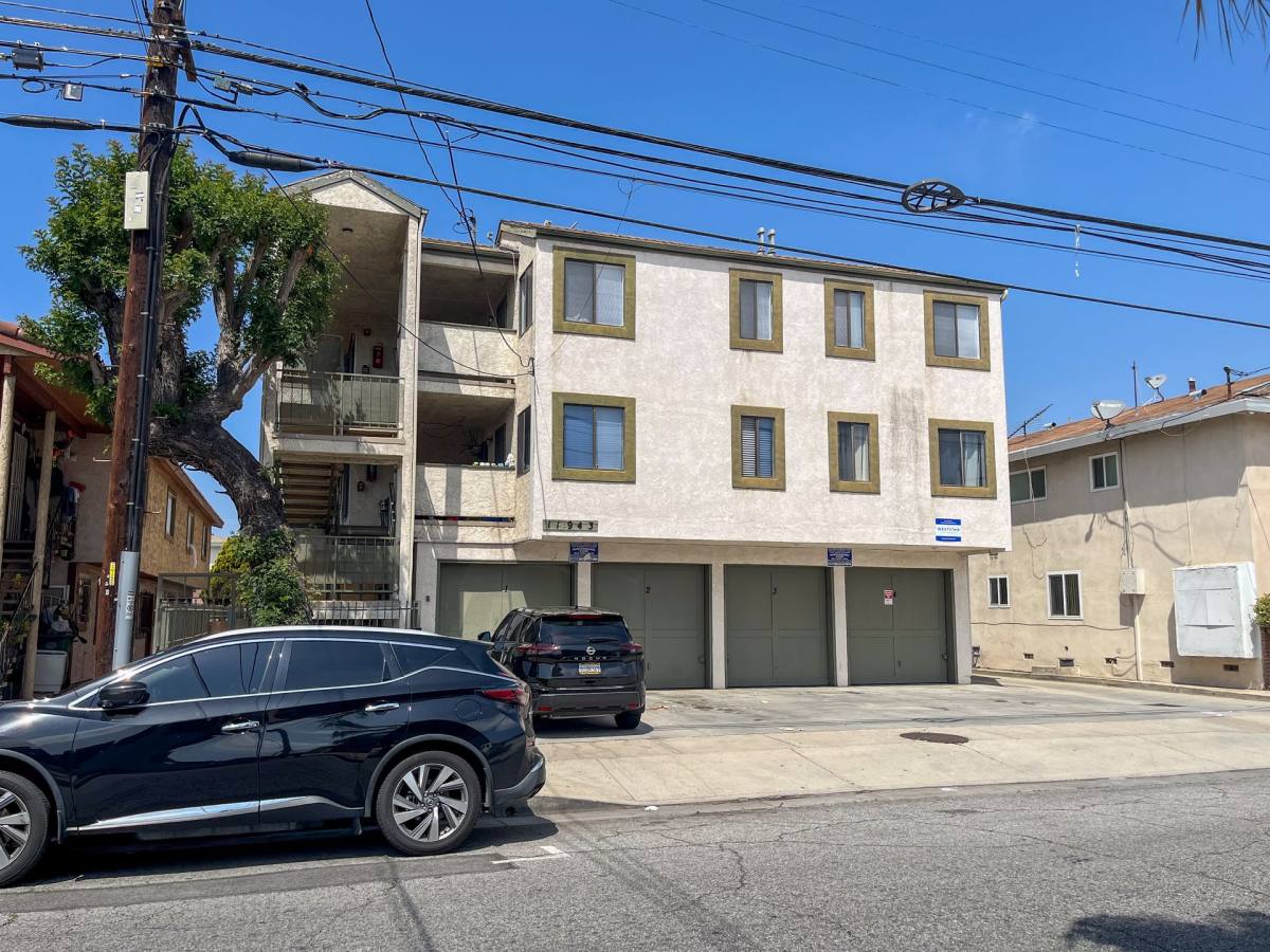 Apartment for rent at 11943 Grevillea Ave, Hawthorne, CA 90250