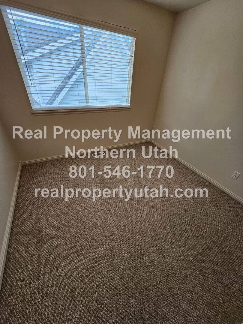 Townhouse for rent at 1419 E Blossom Lane, Ogden, UT 84404