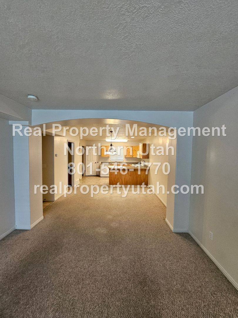 Townhouse for rent at 1419 E Blossom Lane, Ogden, UT 84404