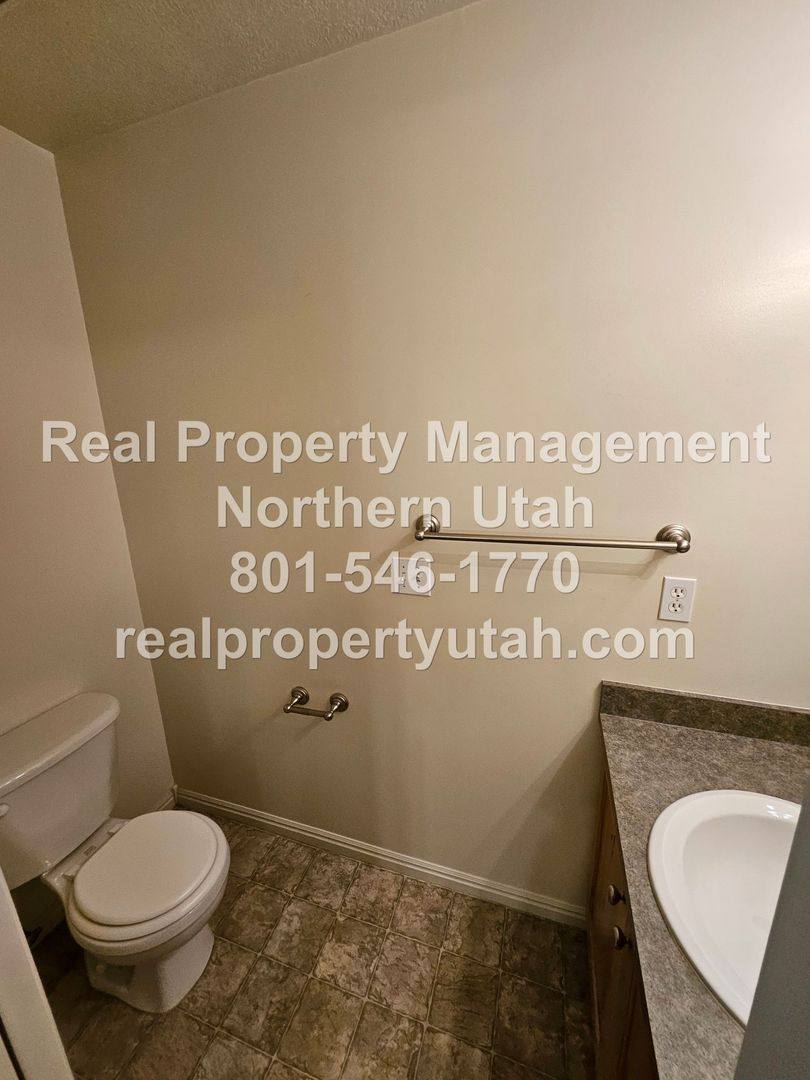 Townhouse for rent at 1419 E Blossom Lane, Ogden, UT 84404