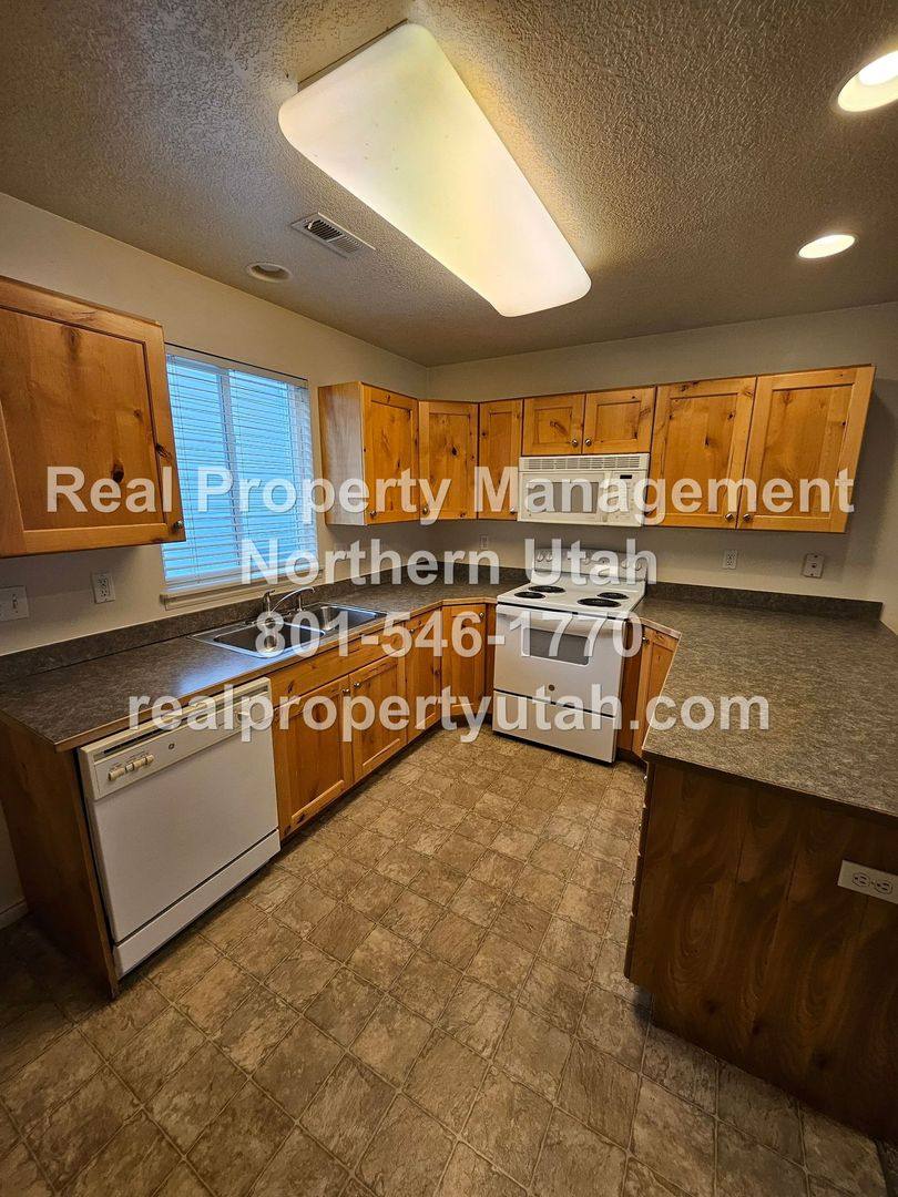 Townhouse for rent at 1419 E Blossom Lane, Ogden, UT 84404