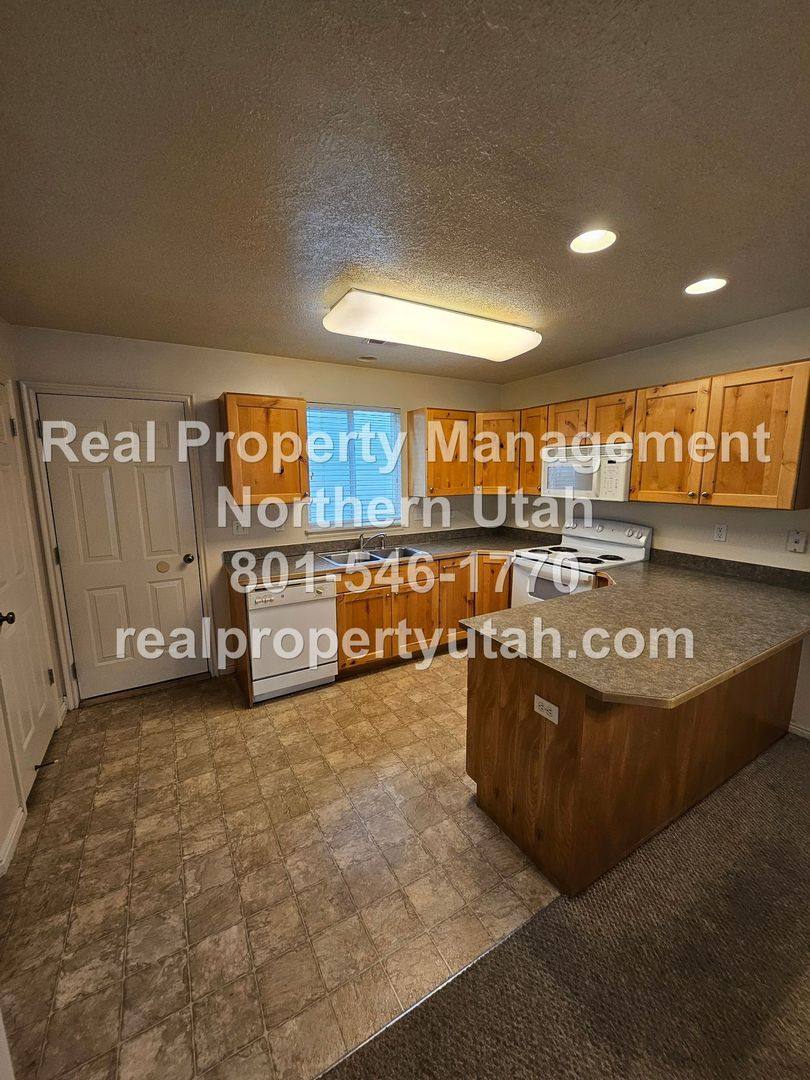 Townhouse for rent at 1419 E Blossom Lane, Ogden, UT 84404