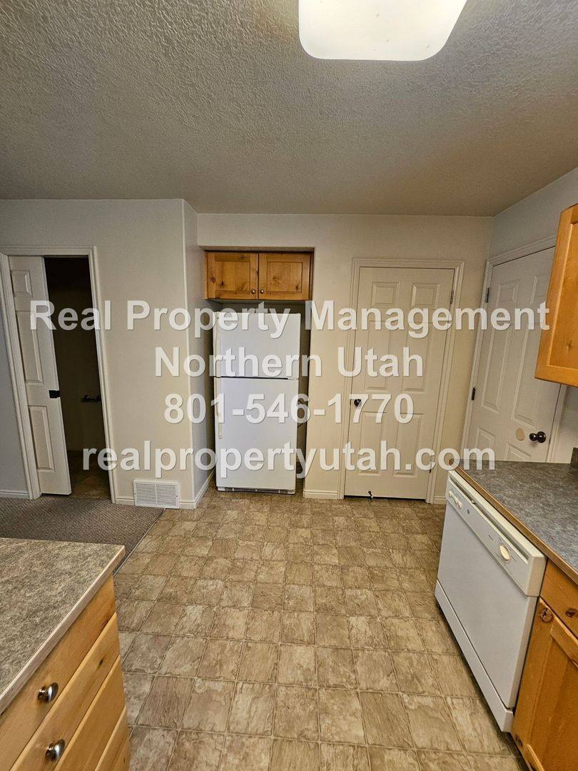 Townhouse for rent at 1419 E Blossom Lane, Ogden, UT 84404