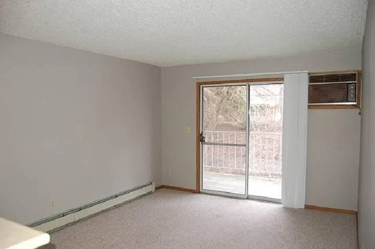 Apartment for rent at 1006 Oakcrest St, Iowa City, IA 52246