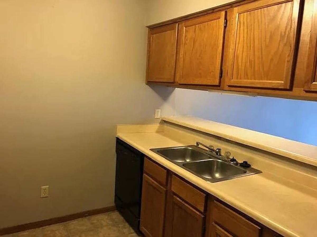 Apartment for rent at 1006 Oakcrest St, Iowa City, IA 52246
