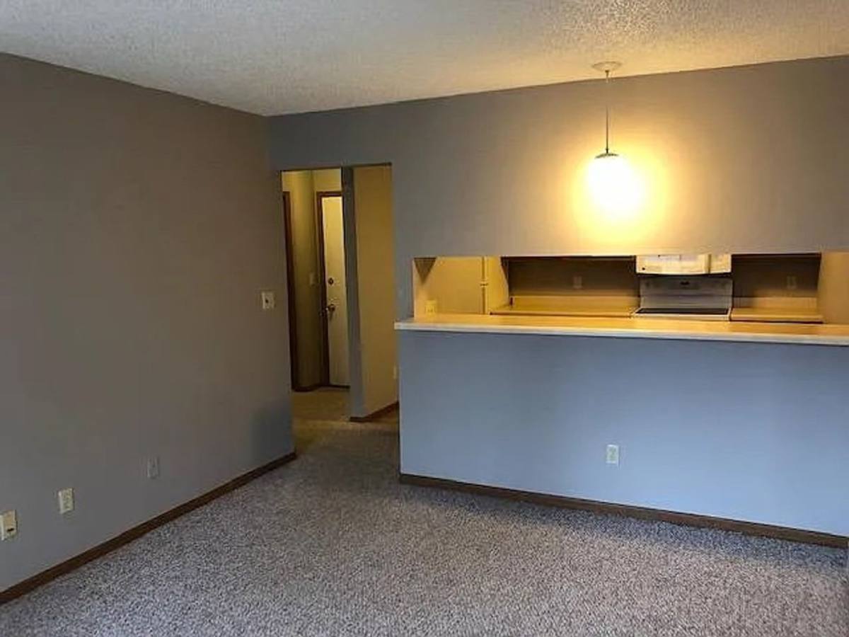 Apartment for rent at 1006 Oakcrest St, Iowa City, IA 52246