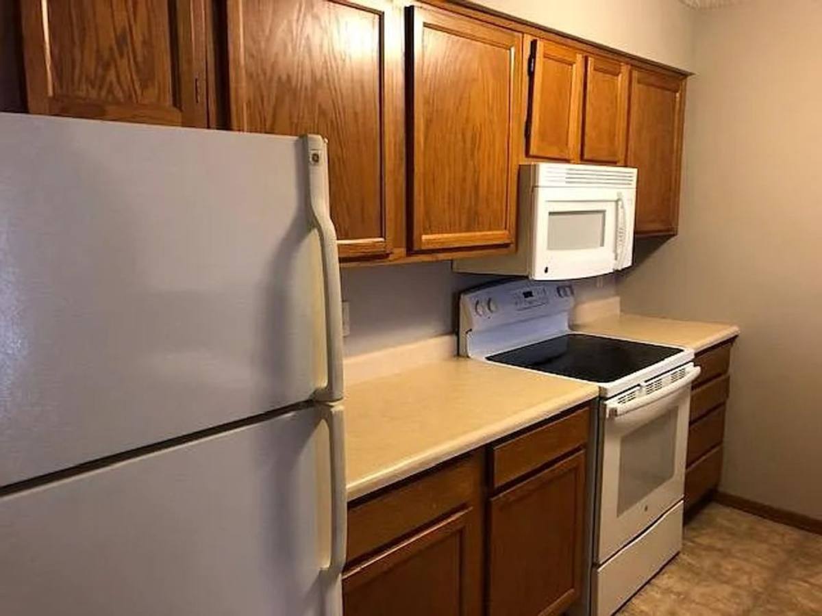 Apartment for rent at 1006 Oakcrest St, Iowa City, IA 52246