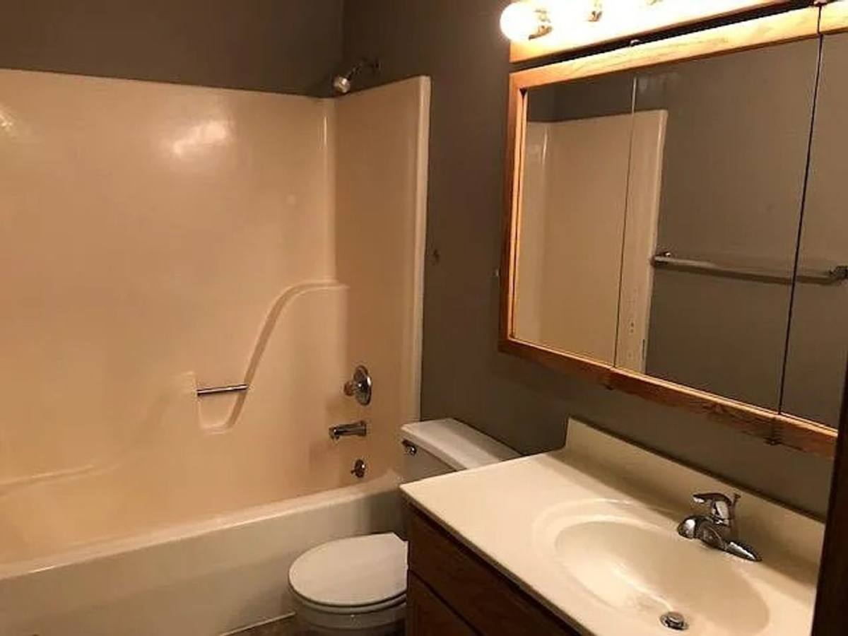 Apartment for rent at 1006 Oakcrest St, Iowa City, IA 52246