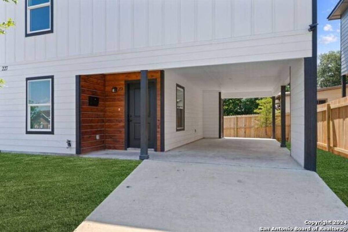 House for rent at 227 S Grimes St, San Antonio, TX 78203