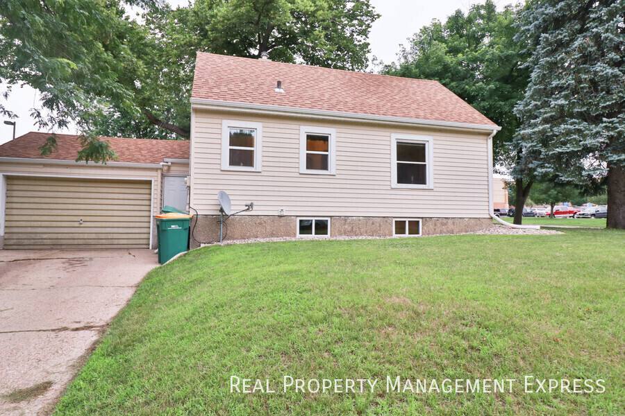 House for rent at 1412 W 17th St, Sioux Falls, SD 57104
