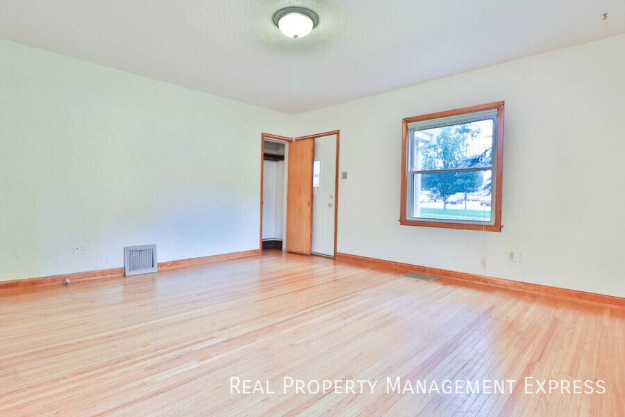 House for rent at 1412 W 17th St, Sioux Falls, SD 57104