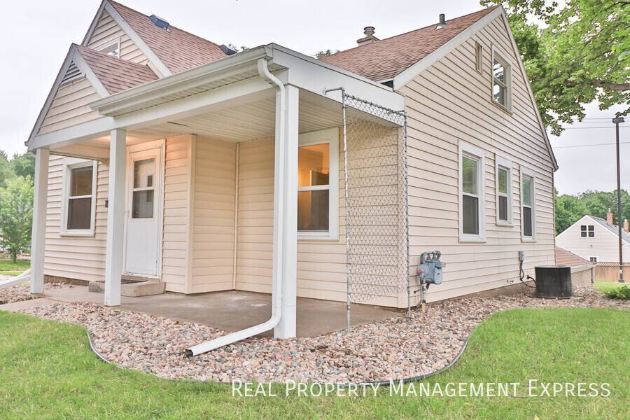 House for rent at 1412 W 17th St, Sioux Falls, SD 57104