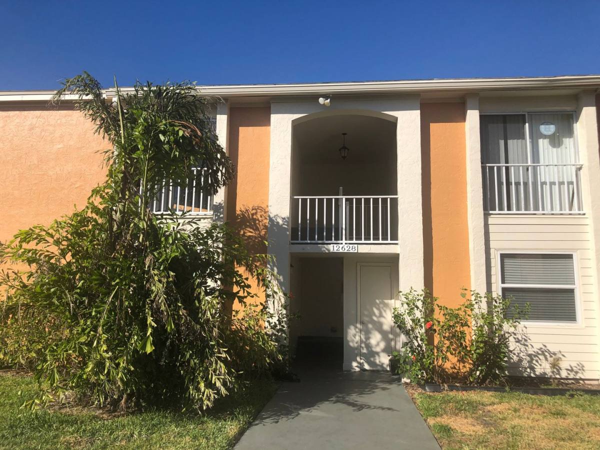 Apartment for rent at 12622 Kenwood Lane, Fort Myers, FL 33907
