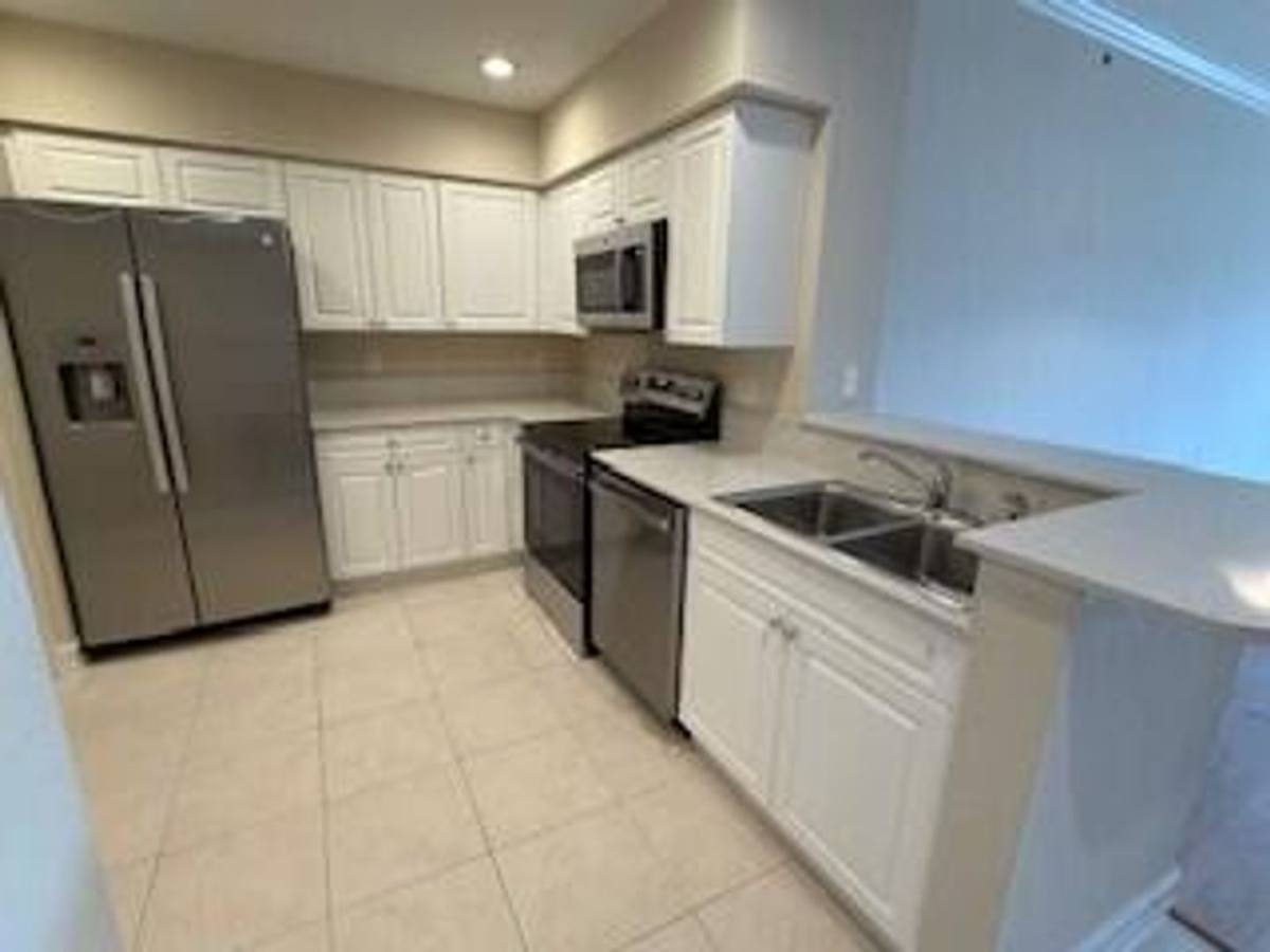 Apartment for rent at 4520 Pga Blvd, Palm Beach Gardens, FL 33418