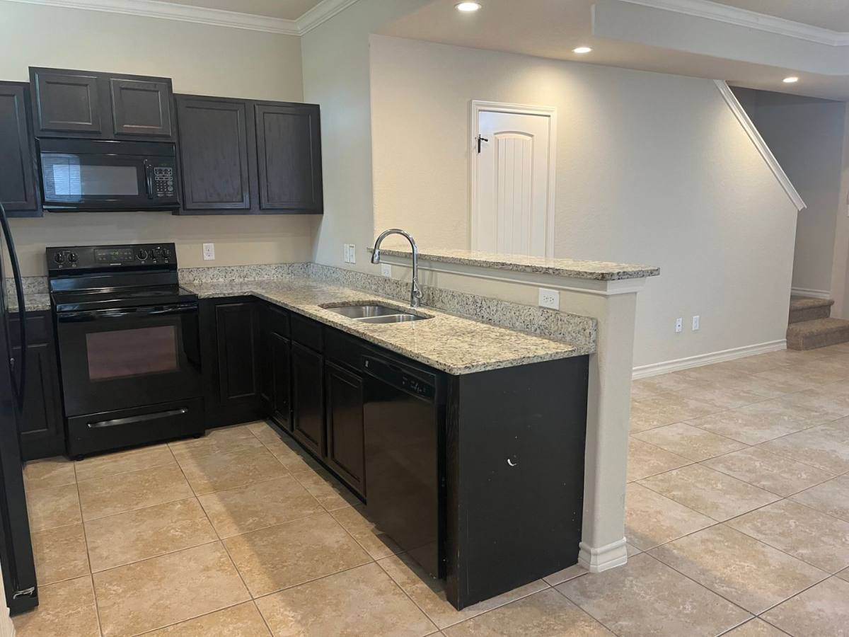 Townhouse for rent at 6842 Lakeview Dr, San Antonio, TX 78244